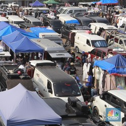Bukan Tanah Abang, Pasar Ini Padat Sesak Manusia-Mobil Jelang Ramadan