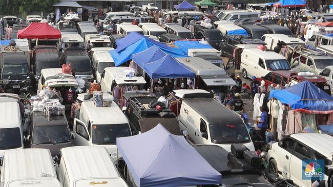 Bukan Tanah Abang, Pasar Ini Padat Sesak Manusia-Mobil Jelang Ramadan