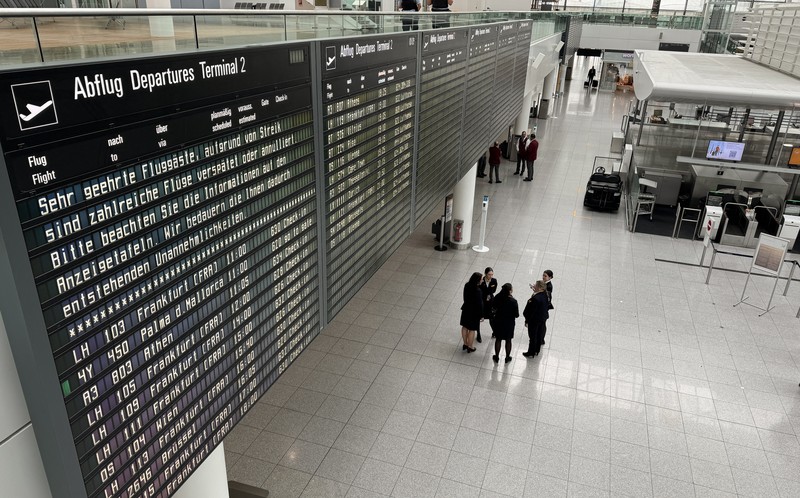 Terminal keberangkatan bandara Franz-Josef-Strauss di Munich terlihat kosong saat pekerja sektor publik dan staf lapangan memulai aksi mogok dua hari setelah negosiasi upah berakhir tanpa hasil di Munich, Jerman, Kamis (27/2/2025). (REUTERS/Ayhan Uyanik) Terminal keberangkatan bandara Franz-Josef-Strauss di Munich terlihat kosong saat pekerja sektor publik dan staf lapangan memulai aksi mogok dua hari setelah negosiasi upah berakhir tanpa hasil di Munich, Jerman, Kamis (27/2/2025). (REUTERS/Ayhan Uyanik)