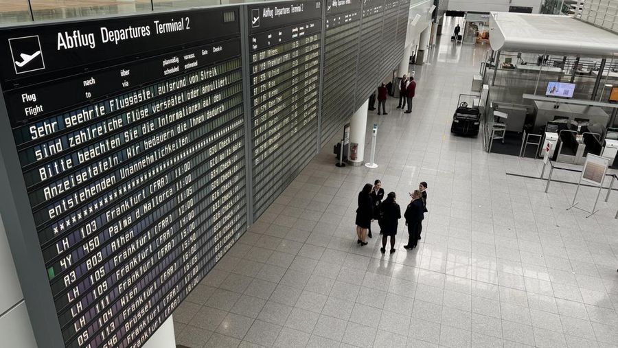 Terminal keberangkatan bandara Franz-Josef-Strauss di Munich terlihat kosong saat pekerja sektor publik dan staf lapangan memulai aksi mogok dua hari setelah negosiasi upah berakhir tanpa hasil di Munich, Jerman, Kamis (27/2/2025). (REUTERS/Ayhan Uyanik)