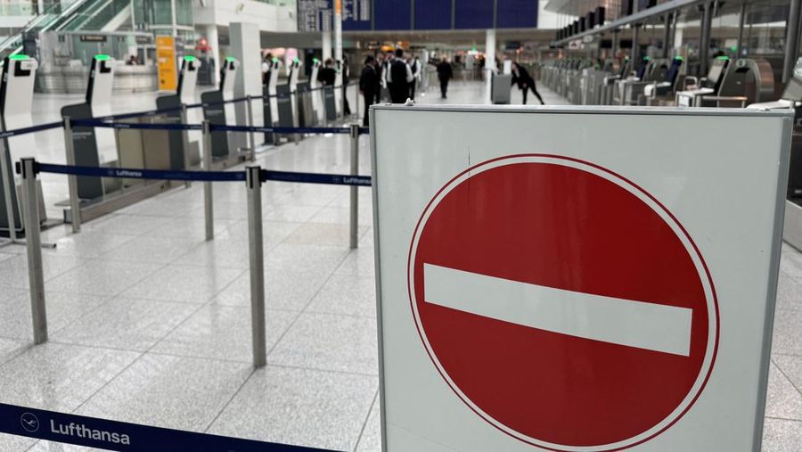 Terminal keberangkatan bandara Franz-Josef-Strauss di Munich terlihat kosong saat pekerja sektor publik dan staf lapangan memulai aksi mogok dua hari setelah negosiasi upah berakhir tanpa hasil di Munich, Jerman, Kamis (27/2/2025). (REUTERS/Ayhan Uyanik)