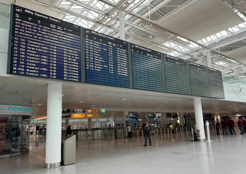 Terminal keberangkatan bandara Franz-Josef-Strauss di Munich terlihat kosong saat pekerja sektor publik dan staf lapangan memulai aksi mogok dua hari setelah negosiasi upah berakhir tanpa hasil di Munich, Jerman, Kamis (27/2/2025). (REUTERS/Ayhan Uyanik)
