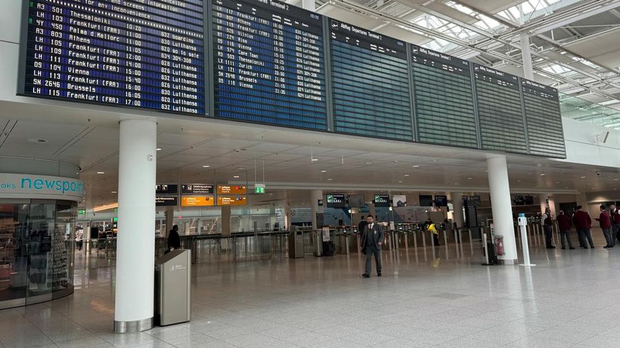 Terminal keberangkatan bandara Franz-Josef-Strauss di Munich terlihat kosong saat pekerja sektor publik dan staf lapangan memulai aksi mogok dua hari setelah negosiasi upah berakhir tanpa hasil di Munich, Jerman, Kamis (27/2/2025). (REUTERS/Ayhan Uyanik)