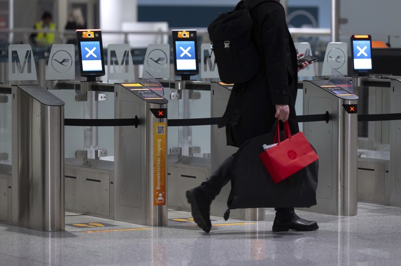 Terminal keberangkatan bandara Franz-Josef-Strauss di Munich terlihat kosong saat pekerja sektor publik dan staf lapangan memulai aksi mogok dua hari setelah negosiasi upah berakhir tanpa hasil di Munich, Jerman, Kamis (27/2/2025). (REUTERS/Ayhan Uyanik)