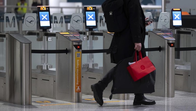 Terminal keberangkatan bandara Franz-Josef-Strauss di Munich terlihat kosong saat pekerja sektor publik dan staf lapangan memulai aksi mogok dua hari setelah negosiasi upah berakhir tanpa hasil di Munich, Jerman, Kamis (27/2/2025). (REUTERS/Ayhan Uyanik)