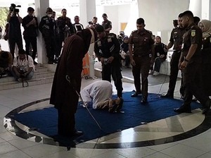 Pria Gay di Aceh Sujud Syukur Usai Dicambuk 77 Kali