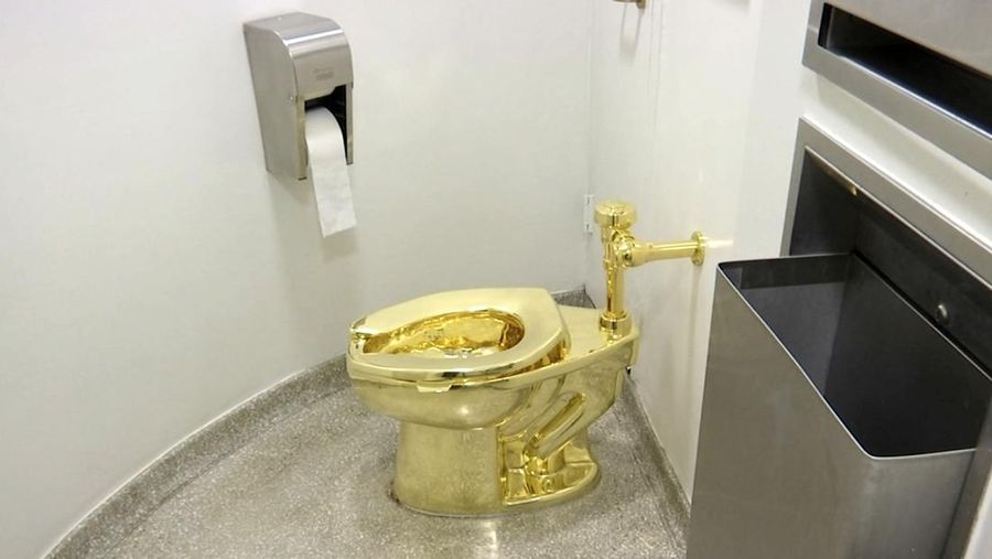Toilet 18 karat, berjudul 