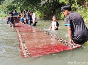 Tradisi Unik Sambut Ramadan di KBB, Cuci Karpet Masjid di Sungai