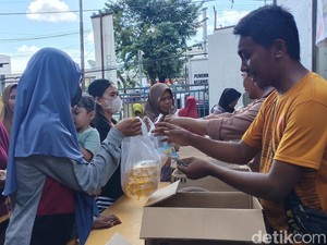 Jelang Ramadan, Warga Palembang Rela Antre Beli Minyak Goreng di Pasar Murah