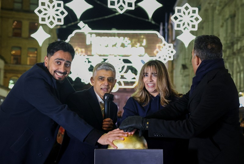 Lampu hias dinyalakan di pusat kota London untuk merayakan dimulainya Ramadan, Inggris, 26 Februari 2025. Lampu hias dinyalakan di pusat kota London untuk merayakan dimulainya Ramadan, Inggris, 26 Februari 2025. (REUTERS/Temilade Adelaja)