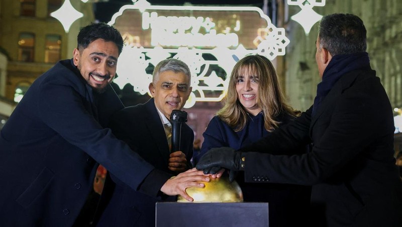 Lampu hias dinyalakan di pusat kota London untuk merayakan dimulainya Ramadan, Inggris, 26 Februari 2025. (REUTERS/Temilade Adelaja)