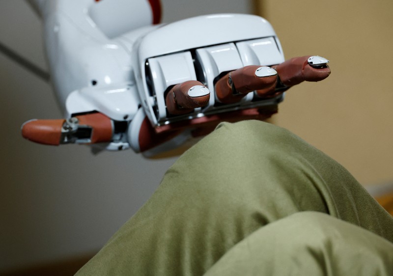AIREC, robot humanoid yang digerakkan oleh kecerdasan buatan (AI), mendemonstrasikan manuver untuk mengganti popok atau mencegah luka baring dengan seorang peneliti di laboratorium Universitas Waseda di Tokyo, Jepang. (REUTERS/Kim Kyung-Hoon) AIREC, robot humanoid yang digerakkan oleh kecerdasan buatan (AI), mendemonstrasikan manuver untuk mengganti popok atau mencegah luka baring dengan seorang peneliti di laboratorium Universitas Waseda di Tokyo, Jepang. (REUTERS/Kim Kyung-Hoon)