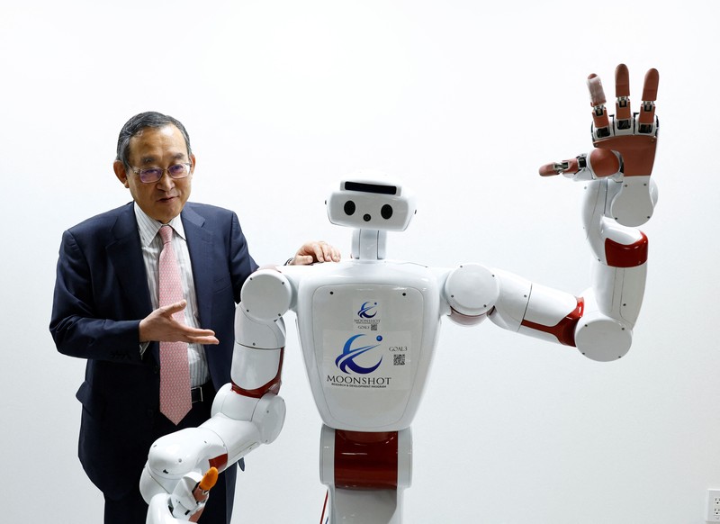 AIREC, robot humanoid yang digerakkan oleh kecerdasan buatan (AI), mendemonstrasikan manuver untuk mengganti popok atau mencegah luka baring dengan seorang peneliti di laboratorium Universitas Waseda di Tokyo, Jepang. (REUTERS/Kim Kyung-Hoon) AIREC, robot humanoid yang digerakkan oleh kecerdasan buatan (AI), mendemonstrasikan manuver untuk mengganti popok atau mencegah luka baring dengan seorang peneliti di laboratorium Universitas Waseda di Tokyo, Jepang. (REUTERS/Kim Kyung-Hoon)