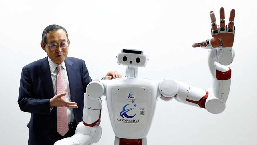 AIREC, robot humanoid nan digerakkan oleh kepintaran buatan (AI), mendemonstrasikan manuver untuk mengganti popok alias mencegah luka baring dengan seorang peneliti di laboratorium Universitas Waseda di Tokyo, Jepang. (REUTERS/Kim Kyung-Hoon)