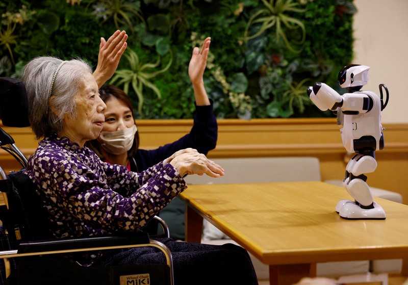 AIREC, robot humanoid yang digerakkan oleh kecerdasan buatan (AI), mendemonstrasikan manuver untuk mengganti popok atau mencegah luka baring dengan seorang peneliti di laboratorium Universitas Waseda di Tokyo, Jepang. (REUTERS/Kim Kyung-Hoon) AIREC, robot humanoid yang digerakkan oleh kecerdasan buatan (AI), mendemonstrasikan manuver untuk mengganti popok atau mencegah luka baring dengan seorang peneliti di laboratorium Universitas Waseda di Tokyo, Jepang. (REUTERS/Kim Kyung-Hoon)