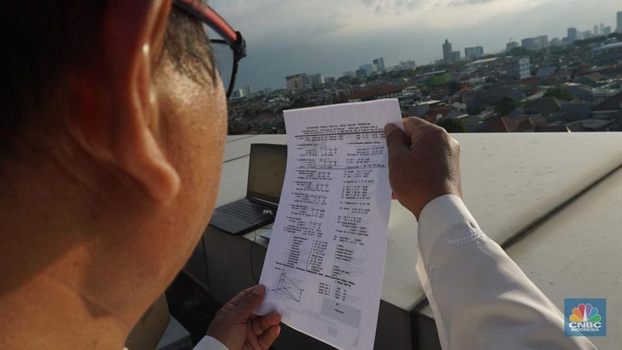 Badan Hisab Rukiyat memantau hilal di Gedung Kanwil Kemenag DKI, Jakarta, Jumat, (28/2/2025). (CNBC Indonesia/Muhammad Sabki)