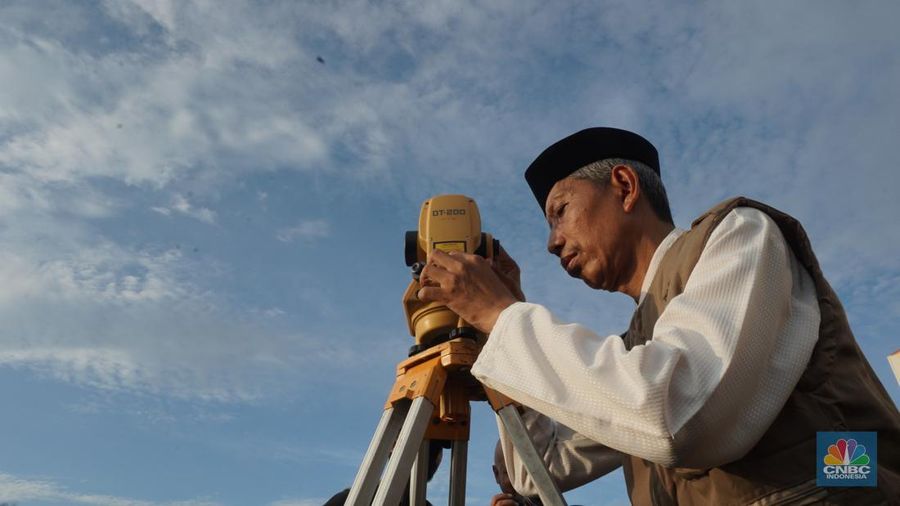 Badan Hisab Rukiyat memantau hilal di Gedung Kanwil Kemenag DKI, Jakarta, Jumat, (28/2/2025). (CNBC Indonesia/Muhammad Sabki)