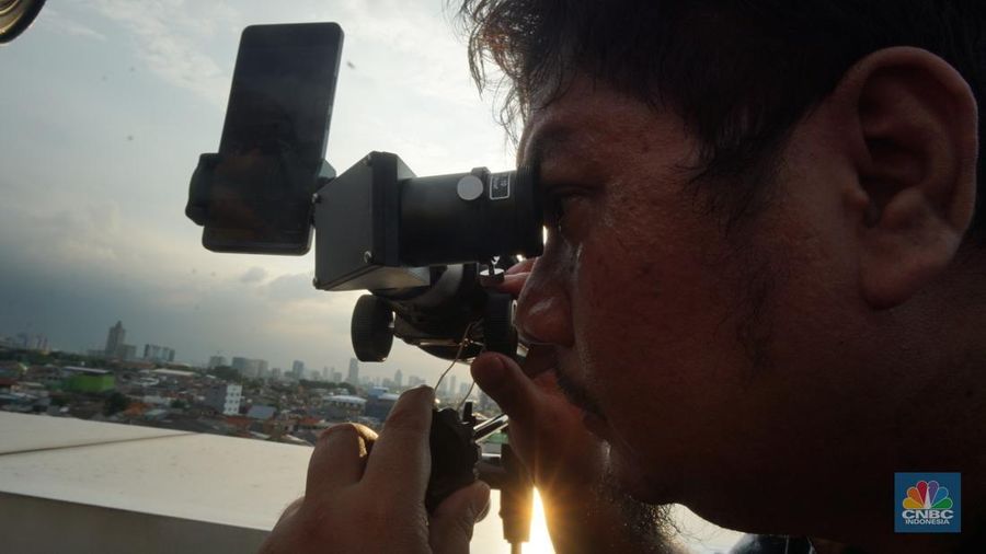 Badan Hisab Rukiyat memantau hilal di Gedung Kanwil Kemenag DKI, Jakarta, Jumat, (28/2/2025). (CNBC Indonesia/Muhammad Sabki)