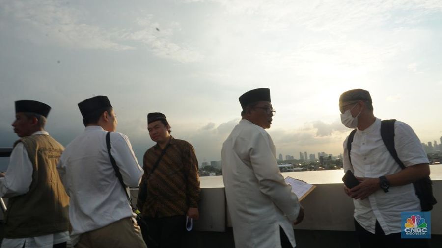 Badan Hisab Rukiyat memantau hilal di Gedung Kanwil Kemenag DKI, Jakarta, Jumat, (28/2/2025). (CNBC Indonesia/Muhammad Sabki)