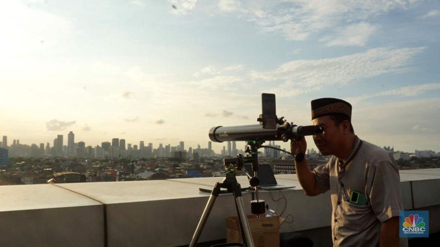 Badan Hisab Rukiyat memantau hilal di Gedung Kanwil Kemenag DKI, Jakarta, Jumat, (28/2/2025). (CNBC Indonesia/Muhammad Sabki)