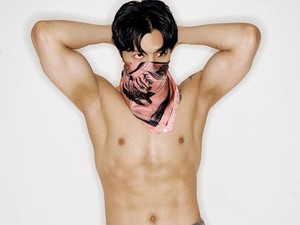 Gaya Johnny NCT Pamer Perut Sixpack, Jadi Global Ambassador Acne Studios