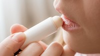 Bibir Kering dan Pecah-Pecah Nggak Kunjung Membaik? Coba 3 Lip Balm Ini 