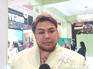 Video: Ivan Gunawan Bagi-bagi Sembako ke Tetangga