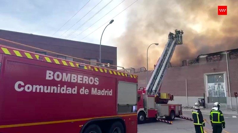 Kebakaran melanda sebuah gedung industri menciptakan kepulan asap tebal yang terlihat dari beberapa titik di Fuenlabrada, Madrid selatan, Jumat (28/2/2025), Kebakaran melanda sebuah gedung industri menciptakan kepulan asap tebal yang terlihat dari beberapa titik di Fuenlabrada, Madrid selatan, Jumat (28/2/2025), (Tangkapan Layar Video Reuters/MADRID REGIONAL EMERGENCY SERVICES HANDOUT)