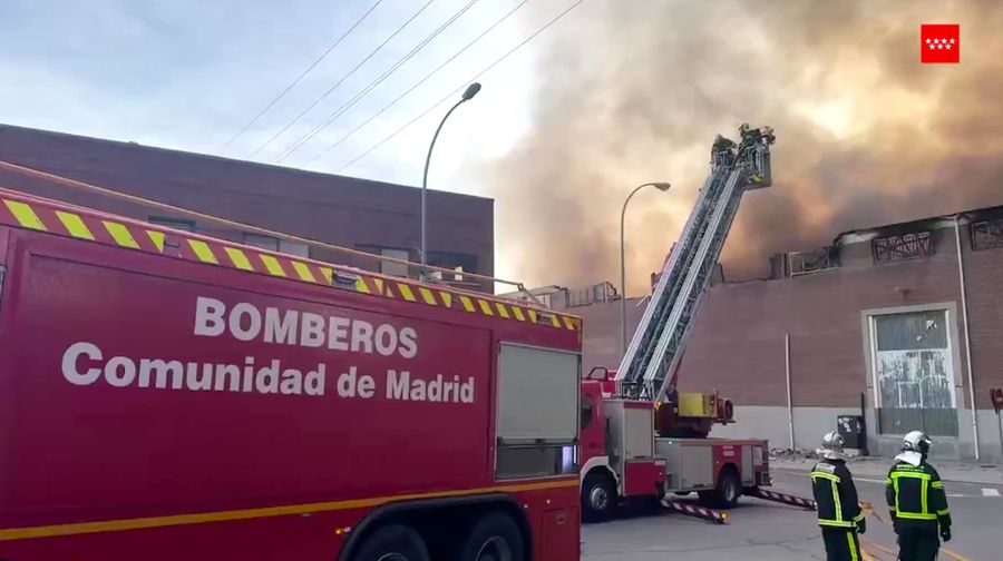 Kebakaran melanda sebuah gedung industri menciptakan kepulan asap tebal yang terlihat dari beberapa titik di Fuenlabrada, Madrid selatan, Jumat (28/2/2025), (Tangkapan Layar Video Reuters/MADRID REGIONAL EMERGENCY SERVICES HANDOUT)