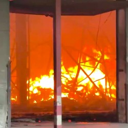Bayaran Gaji Kurang, Pegawai Nekat Bakar Pabrik