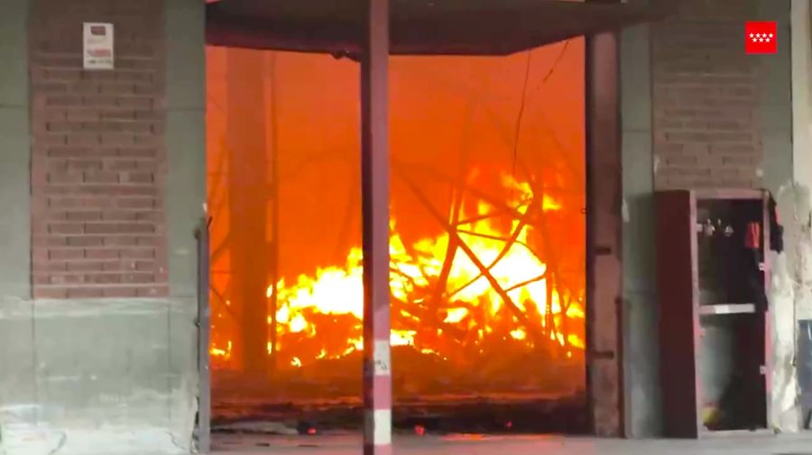 Kebakaran melanda sebuah gedung industri menciptakan kepulan asap tebal yang terlihat dari beberapa titik di Fuenlabrada, Madrid selatan, Jumat (28/2/2025), (Tangkapan Layar Video Reuters/MADRID REGIONAL EMERGENCY SERVICES HANDOUT)