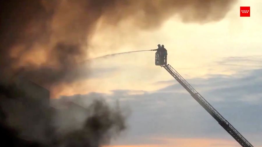 Kebakaran melanda sebuah gedung industri menciptakan kepulan asap tebal yang terlihat dari beberapa titik di Fuenlabrada, Madrid selatan, Jumat (28/2/2025), (Tangkapan Layar Video Reuters/MADRID REGIONAL EMERGENCY SERVICES HANDOUT)