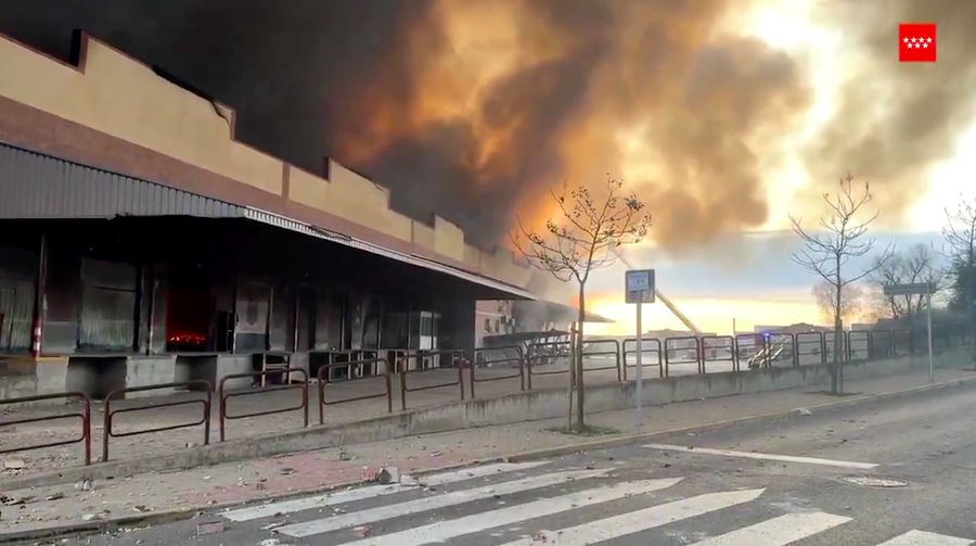 Kebakaran melanda sebuah gedung industri menciptakan kepulan asap tebal yang terlihat dari beberapa titik di Fuenlabrada, Madrid selatan, Jumat (28/2/2025), (Tangkapan Layar Video Reuters/MADRID REGIONAL EMERGENCY SERVICES HANDOUT)