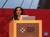 Ira Noviarti Bahas Perubahan Konsumen Asia di Harvard Business School