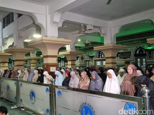 Melihat Suasana Khusyuk Salat Tarawih Perdana di Masjid Al-Azhar Jaksel