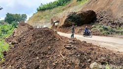 Video: Detik-detik Tebing Setinggi 50 Meter Longsor di Lumajang