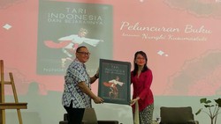 Nungki Kusumastuti Terbitkan Buku Tari Indonesia dan Sejarahnya