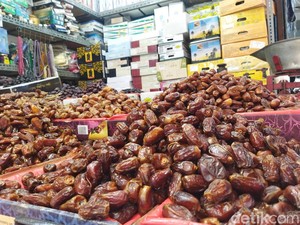 Pedagang Kurma hingga Peci di Pasar Jatinegara Banjir Cuan Jelang Ramadan