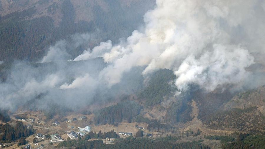 Jepang melakukan evakuasi besar-besaran ratusan penduduknya di wilayah Ofunato, utara Iwate, Rabu. Peristiwa itu terjadi setelah kebakaran hutan besar melanda, membuat satu orang tewas dan 80 lebih bangunan rusak. (Tangkapan Layar Video Reuters/TBS)