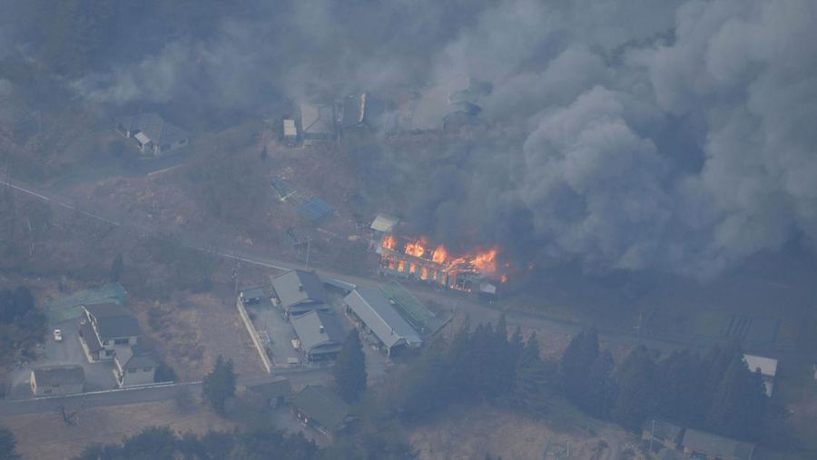 Jepang melakukan evakuasi besar-besaran ratusan penduduknya di wilayah Ofunato, utara Iwate, Rabu. Peristiwa itu terjadi setelah kebakaran hutan besar melanda, membuat satu orang tewas dan 80 lebih bangunan rusak. (Tangkapan Layar Video Reuters/TBS)