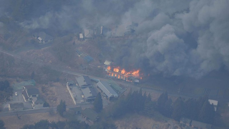 Jepang melakukan evakuasi besar-besaran ratusan penduduknya di wilayah Ofunato, utara Iwate, Rabu. Peristiwa itu terjadi setelah kebakaran hutan besar melanda, membuat satu orang tewas dan 80 lebih bangunan rusak. (Tangkapan Layar Video Reuters/TBS)