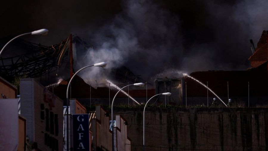 Kebakaran melanda sebuah gedung industri menciptakan kepulan asap tebal yang terlihat dari beberapa titik di Fuenlabrada, Madrid selatan, Jumat (28/2/2025), (Tangkapan Layar Video Reuters/MADRID REGIONAL EMERGENCY SERVICES HANDOUT)