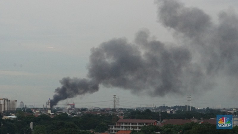 Petugas pemadam saat memadamkan api saat kebakaran melanda rumah tinggal di kawasan Duren Sawit, Jakarta Timur, Jumat (28/2/2025). (CNBC Indonesia/Muhammad Sabki)