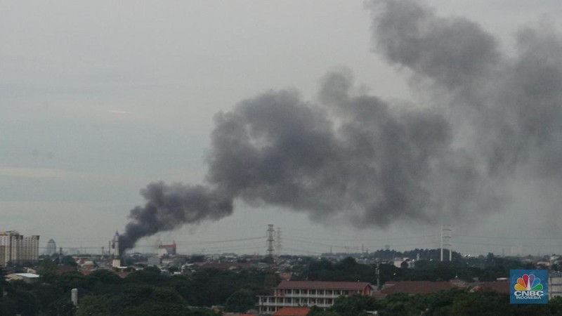 Petugas pemadam saat memadamkan api saat kebakaran melanda rumah tinggal di kawasan Duren Sawit, Jakarta Timur, Jumat (28/2/2025). (CNBC Indonesia/Muhammad Sabki)