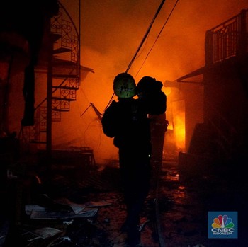 Kebakaran Hebat di Pondok Bambu, Api Melahap Rumah Warga