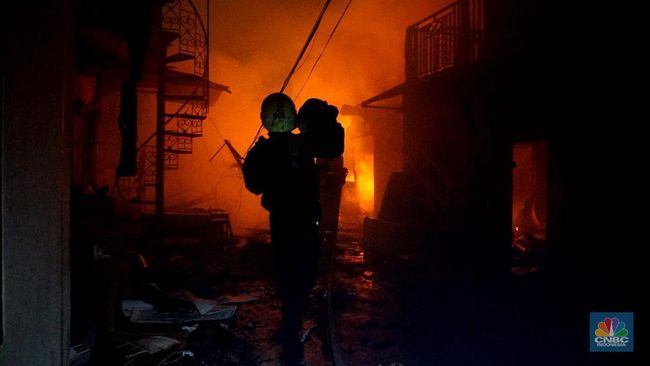 Kebakaran Hebat di Pondok Bambu, Api Melahap Rumah Warga