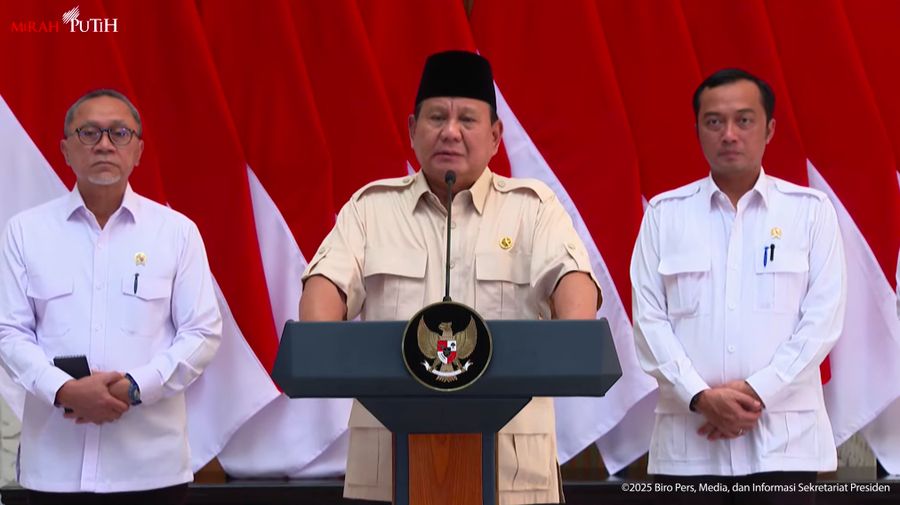 Presiden Prabowo Subianto memberikan keterangan pers terkait Jelang Ramadan, Pangkalan TNI AU Halim Perdanakusuma, Jumat (28/2/2025). (Tangkapan Layar Youtube Sekretariat Presiden)