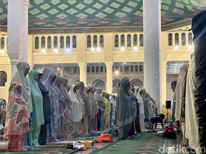 Gagalnya Rani Tarawih Pertama di Masjid Al-Akbar Surabaya gegara Basah Kuyup