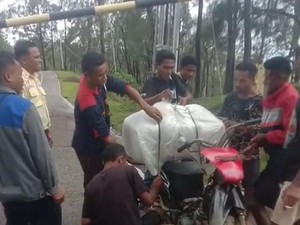 Jenazah Bayi di NTT Diangkut Pakai Motor gegara Jalan Rusak-Ambulans Mahal