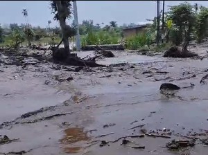Hujan di Lereng Kelud, Sungai Desa Pranggang Kediri Meluap Genangi Jalan